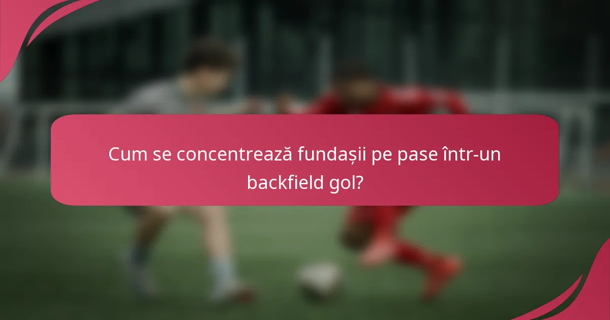 Cum se concentrează fundașii pe pase într-un backfield gol?